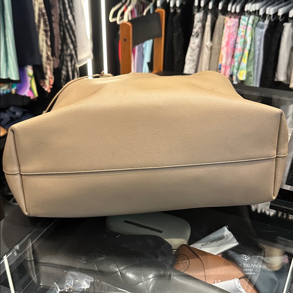 Saint Laurent Tan Leather Tote with Slim Strap and pouch - Picture 4 of 13